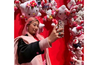 Una joven se hace un selfie en la exposición con la Hello Kitty de protagonista. JUDITH MORA