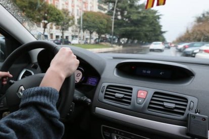 Una persona al volante de su coche. RAMIRO