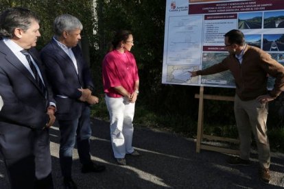 Imagen de archivo de la visita de la consejera de Movilidad a la CL-626 en el tramo Sabero-Boñar. FERNANDO OTERO