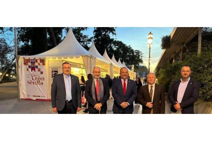 Inauguración de la Feria de los Productos de León, que centró la primera jornada de la tradicional visita a Sevilla. DL