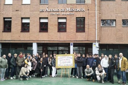 Foto de familia de los participantes frente al instituto. DL