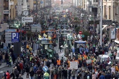 Imagen de la protesta del 28 de febrero de 2020 con los tractores en el corazón de la capital leonesa. RAMIRO