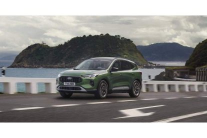 Ford desvela el nuevo Kuga: robusta imagen en un diseño exterior presidido una generosa parrilla frontal y perfilados faros. FRD