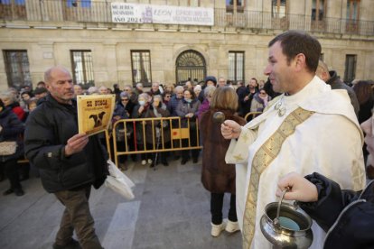 Armesto con el cartel de Paca en San Antón. FERNANDO OTERO