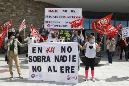 Imagen de archivo de una de las últimas protestas de los trabajadores de H&M en León por los despidos. MARCIANO PÉREZ