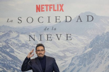 Fotografía de archivo del director J.A. Bayona durante el estreno de su nueva película, 'La sociedad de la nieve'. JAVIER LIZÓN