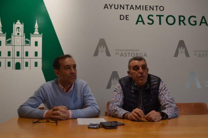 Los concejales Julián García y Ángel Iglesias, ayer durante la rueda de prensa. MEDINA