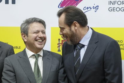 El ministro de Transportes y Movilidad Sostenible, Óscar Puente, y José Antonio Santano, secretario de Estado de Transportes y Movilidad Sostenible, durante la visita al stand del Grupo Transportes (Renfe, Enaire, Puertos del Estado, Adif, Aena e IGN), este miércoles en la Feria Internacional de Turismo. EFE