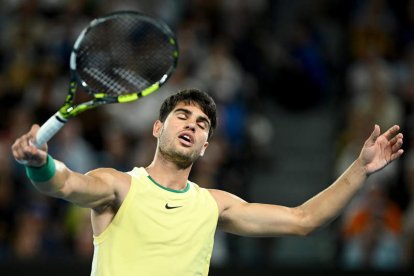 Carlos Alcaraz no encontró su mejor juego y lo acabó pagando con la derrota frente a Zverev. CARRETT