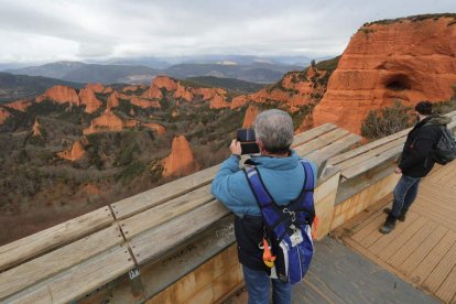 Turistas en el mirador de Orellán, en el Espacio Cultural de Las Médulas. L. DE LA MATA