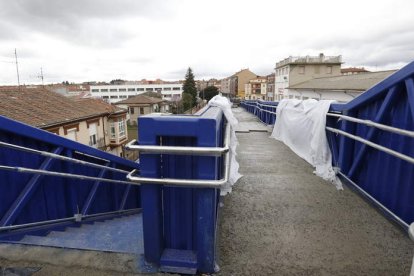 Pasillo más elevado de la pasarela azul de Trobajo. MARCIANO PÉREZ