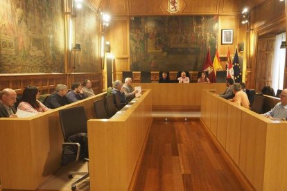 Un momento de la asamblea de la Asociación de Municipios Mineros, ayer, en la Diputación. DL