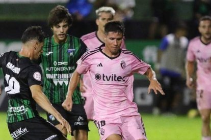 Brais Abelenda, entre varios rivales, en el duelo de la primera vuelta, en el que marcó el gol del triunfo. DL