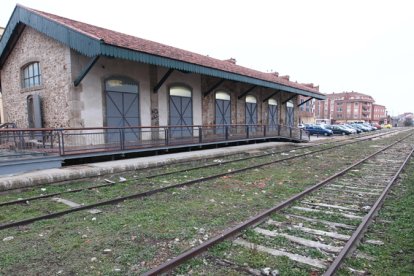 Estado en que se encuentran las vías del ferrocarril de la Ruta de la Plata a su paso por La Bañeza. RAMIRO