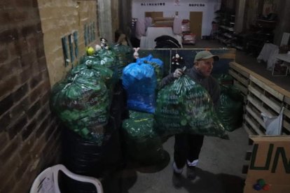 Un momento en que se realiza la recogida de bolsas llenas de tapones. CAMPOS