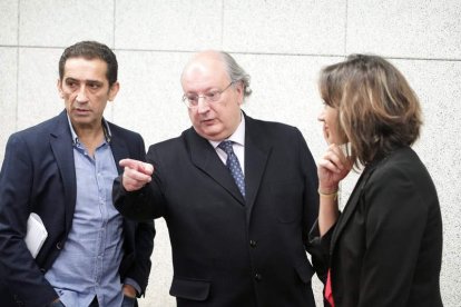 Enrique Cabero y Vicente Andrés durante la jornada sobre el Mecanismo de Recuperación. RUBÉN CACHO