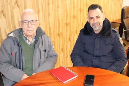 Tomás de la Sierra y Oscar Fernández en el Ayuntamiento de Boca de Huérgano. CAMPOS