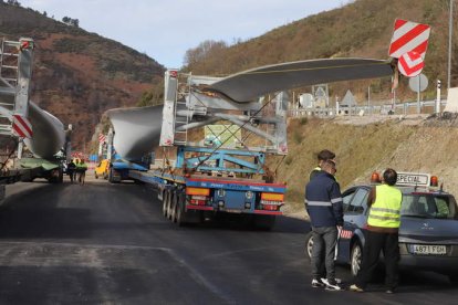 Imagen de los camiones situados en un arcén del desvío por la N-VI, a la espera del permiso. ANA F. BARREDO