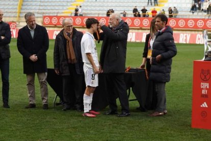 Entrega de trofeos de la ‘Final a Cuatro de la Copa del Rey Juvenil’ que se disputó en el estadio Reino de León del 8 al 11 de marzo. J. NOTARIO