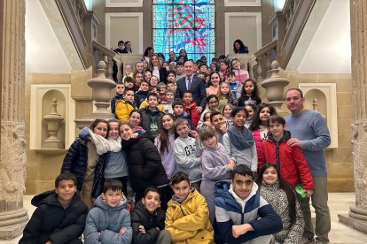 Un momento de la recepción en el Ayuntamiento de León a alumnos del colegio Luis Vives. DL