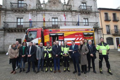 Autoridades autonómicas y municipales, junto a parte del equipo de Bomberos de Ponferrada. L. DE LA MATA