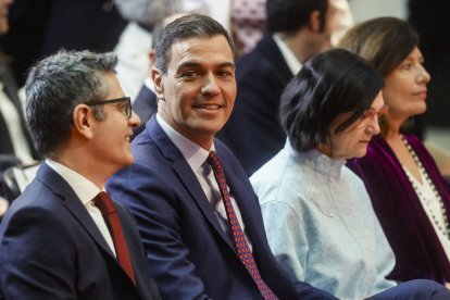 El presidente del Gobierno, Pedro Sánchez, acompañado por el ministro de la Presidencia, Justicia y Relaciones con las Cortes, Félix Bolaños (i), asisite a la presentación de la Estrategia sobre menores, salud digital y privacidad de la Agencia Española de Protección de Datos, una iniciativa que entre otras cuestiones aborda el problema del acceso al porno por parte de los niños y adolescentes