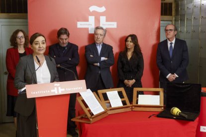 La directora de El País, Pepa Bueno (i), pronuncia un discurso durante el acto en el que el periodista Iñaki Gabilondo (3d) ha depositado su legado en la Caja de Las letras del Instituto Cervantes