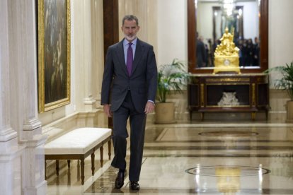 El rey Felipe VI a su llegada a la Junta Gobierno de la Federación Española de Municipios y Provincias (FEMP) en el palacio de la Zarzuela.