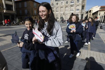 El alumnado de las Carmelitas participa en un acto en la Catedral de León.