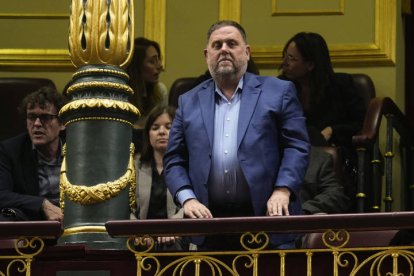 El presidente de Esquerra Republicana (ERC), Oriol Junqueras, presencia este martes desde la tribuna de invitados el pleno extraordinario del Congreso de los Diputados en Madrid que debate la ley de amnistía. La votación vuelve a estar en el aire tras la advertencia de Junts de que no apoyará el texto si el PSOE se niega a modificarlo. Los independentistas han reunido de urgencia a su dirección. EFE/ Borja Sánchez-Trillo