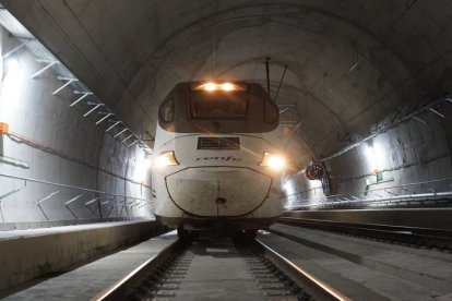 Un Alvia en el interior del túnel de la Variante.