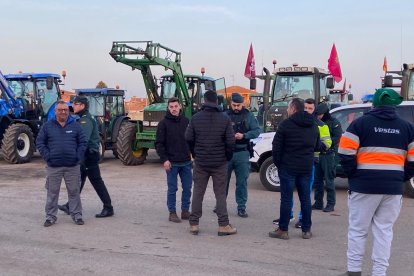 El campo leonés se moviliza con una tractorada espontánea. Los tractores circulan despacio por la N-120 provocando retenciones