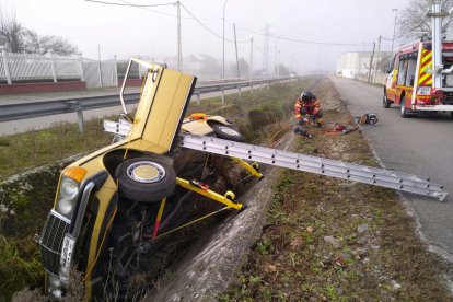 Dos octogenarios resultan heridos al caer su coche al canal en Carracedelo