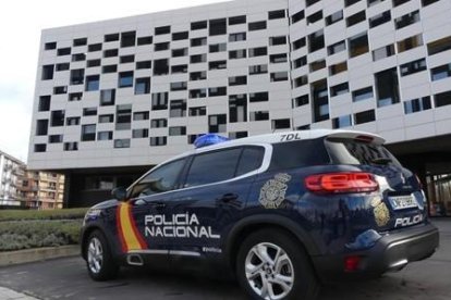 Coche patrulla de la La Policía Nacional de San Andrés del Rabanedo