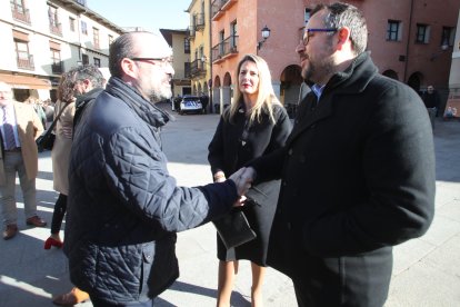 Morala saluda a los concejales de Vox en la fiesta de Las Candelas.