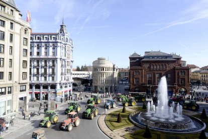 Tractorada en la plaza de Santo Domingo