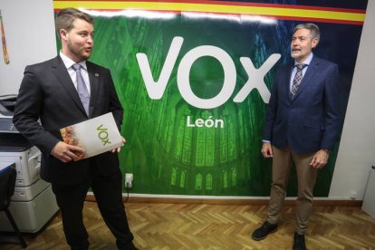 El representante de Vox en las Cortes, Miguel Suárez Arca, informa sobre la Proposición No de Ley que defenderá la próxima semana para solicitar la declaración de la ciudad de León como Patrimonio Mundial de la Unesco. Junto a él, el diputado Pablo Calvo Liste