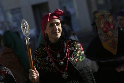 La capitana Lourdes Ramírez con el báculo de Águeda de Honor al entrar en la casa consistorial de San Marcelo.