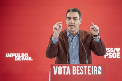 El secretario general del PSOE y presidente del Gobierno, Pedro Sánchez, da un discurso en Orense.