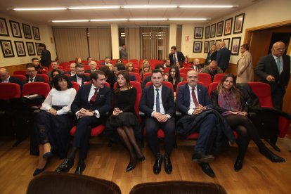 A la izquierda, Suárez Quiñones en el salón de Plenos de Bembibre junto a otros asistentes.