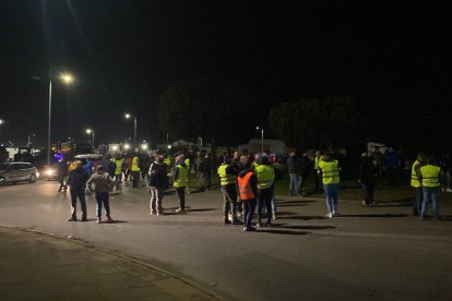 Los agricultores llevan toda la noche bloqueando el polígono industrial.