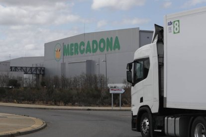 Nave de Mercadona en el polígono de Villadangos.