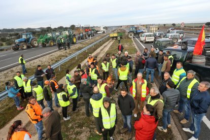 Agricultores y ganaderos cortan la autovía A-62 en Fuentes de Oñoro (Salamanca)