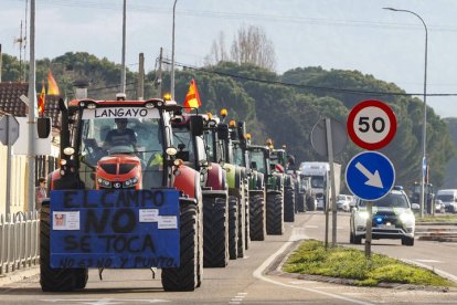 Vista de la tractorada a su paso por Sardón de Duero, en Valladolid,