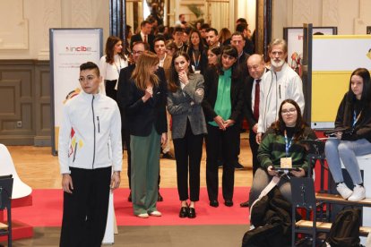 La reina Letizia, en el centro, preside el acto por el Día Internacional de Internet Segura, este martes en Madrid.-EFE/ JJ Guillén