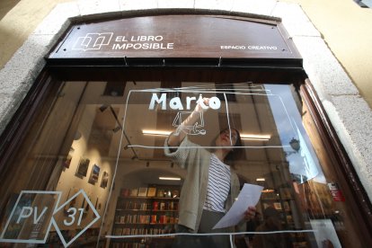 Ventanal de la librería El Libro Imposible de Ponferrada