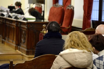 Camino Cabañas escucha al ponente al inicio del juicio que se celebra contra ella por supuesto hostigamiento a un delegado sindical.