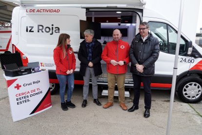 El delegado territorial de la Junta, Eduardo Diego, y el presidente de Cruz Roja León, Daniel Hernández, presentan dos vehículos eco financiados con fondos Next Generation.