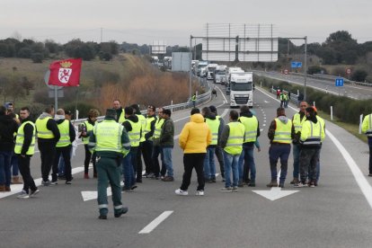 Corte de la A-6 por un grupo de agricultores que continúa con las protestas.