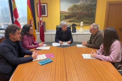 Una reunión del delegado de la Junta con el presidente de la Asociación contra el Cáncer para desarrollar los espacios naturales sin humo.